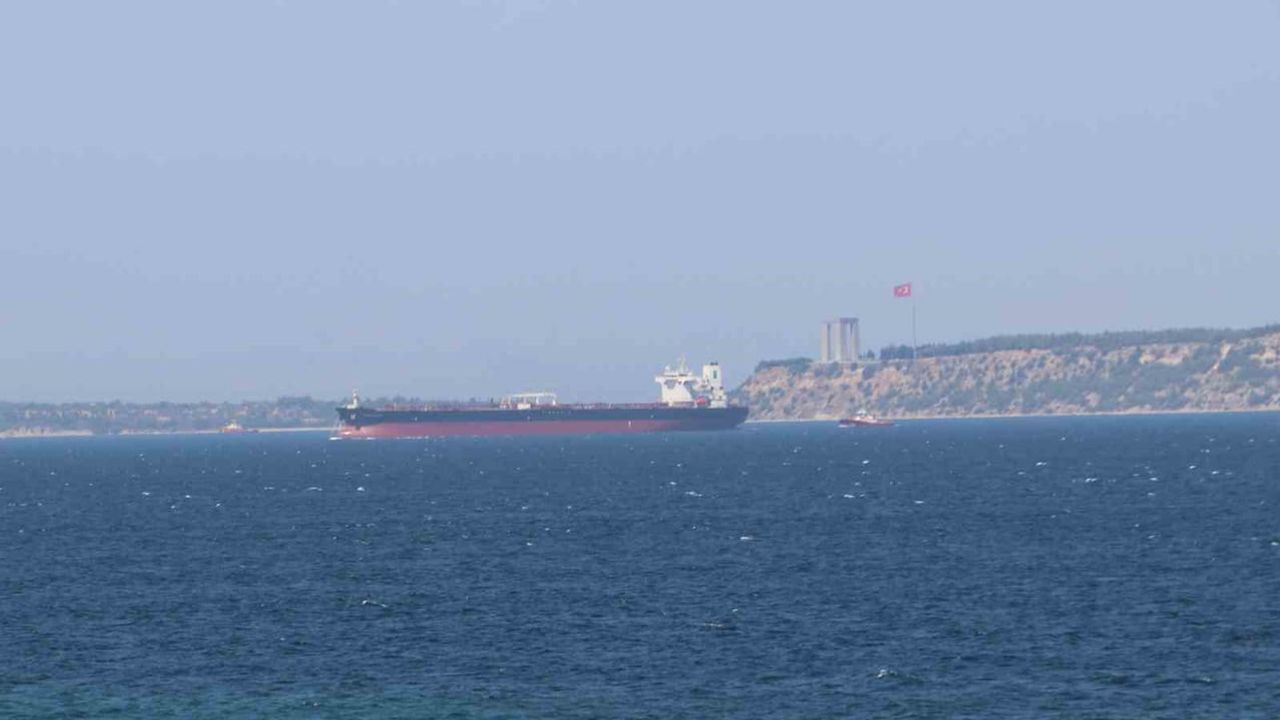 Çanakkale boğazında boş tankerde dümen arızası, Front Altair güvenli alana demirletildi