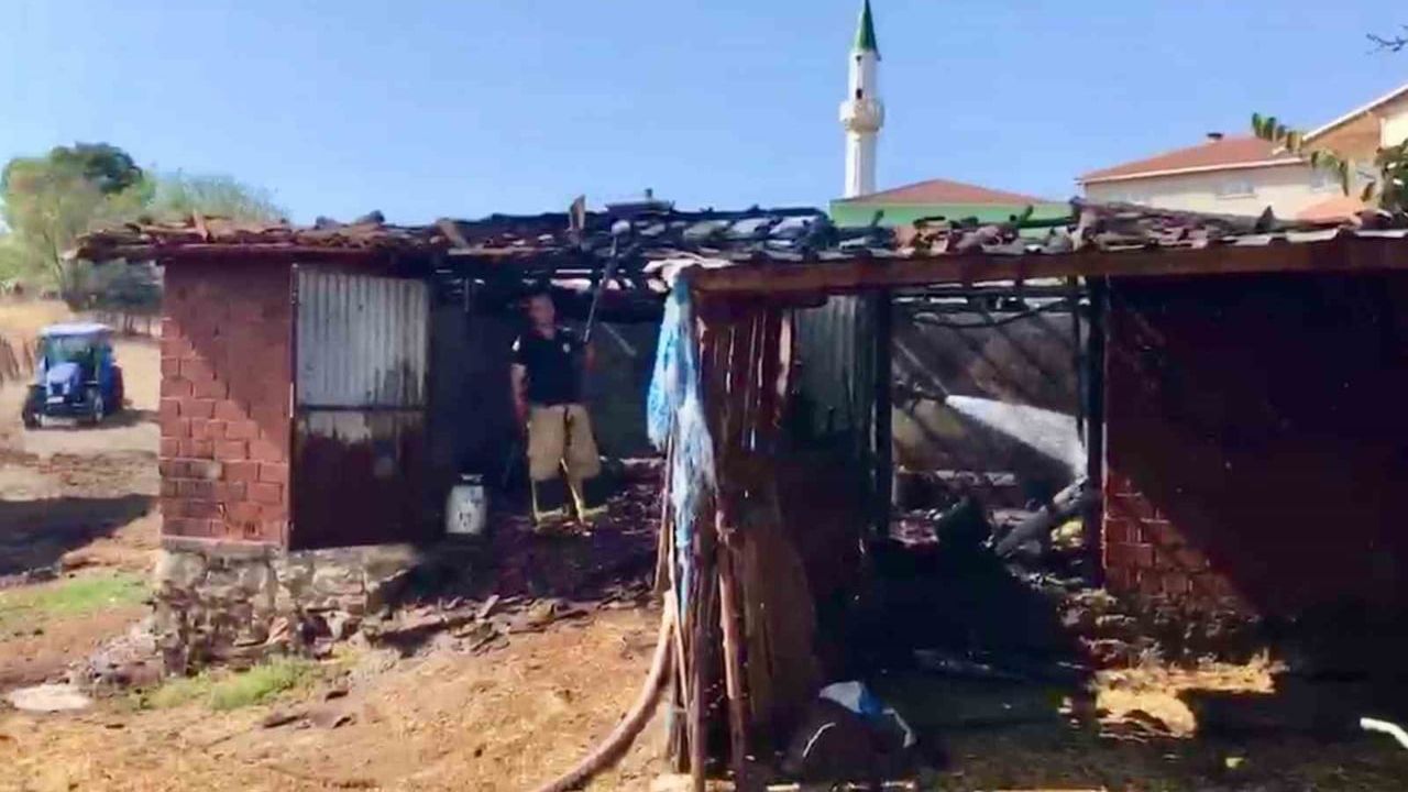 Çanakkale'de ahır yangını itfaiye ve köylülerin ortak müdahalesiyle söndürüldü