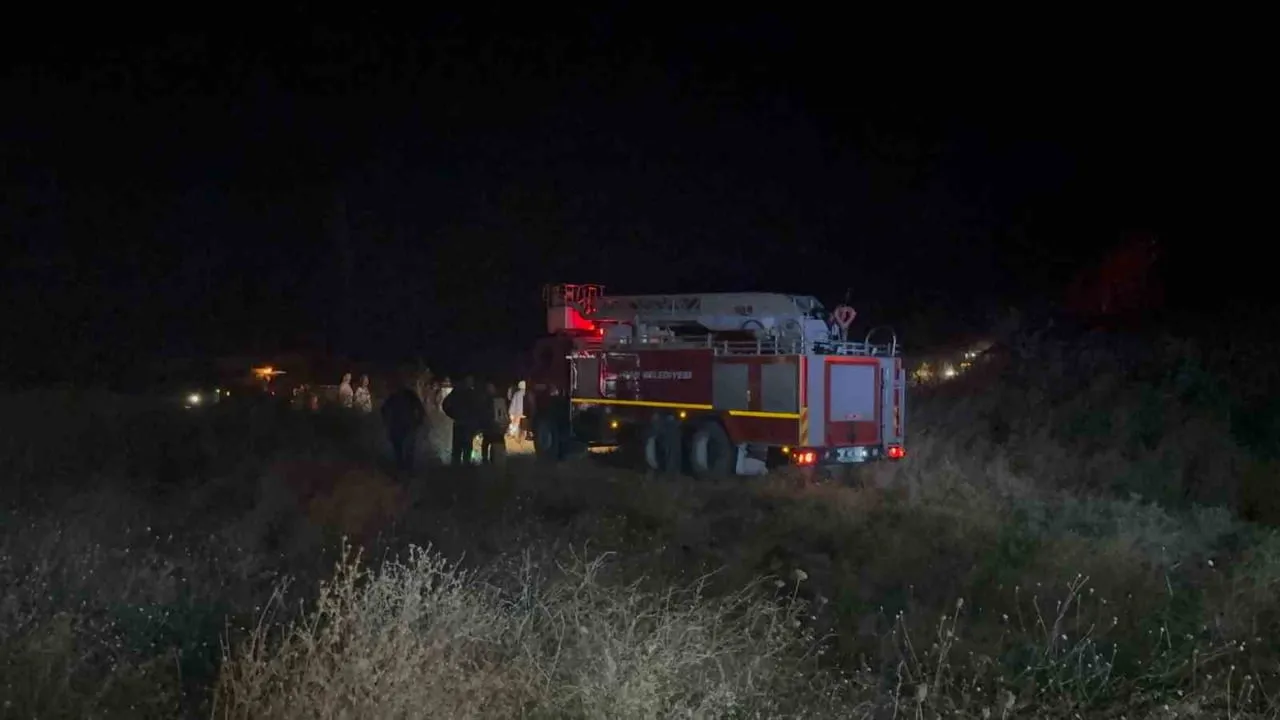 Çanakkale'de gece otluk yangını ekip ve köylü işbirliğiyle kontrol altına alındı
