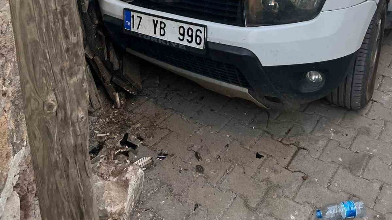 Çanakkale’de kalp krizi şüphesiyle duvara çarpan araçta sürücü yaşamını yitirdi