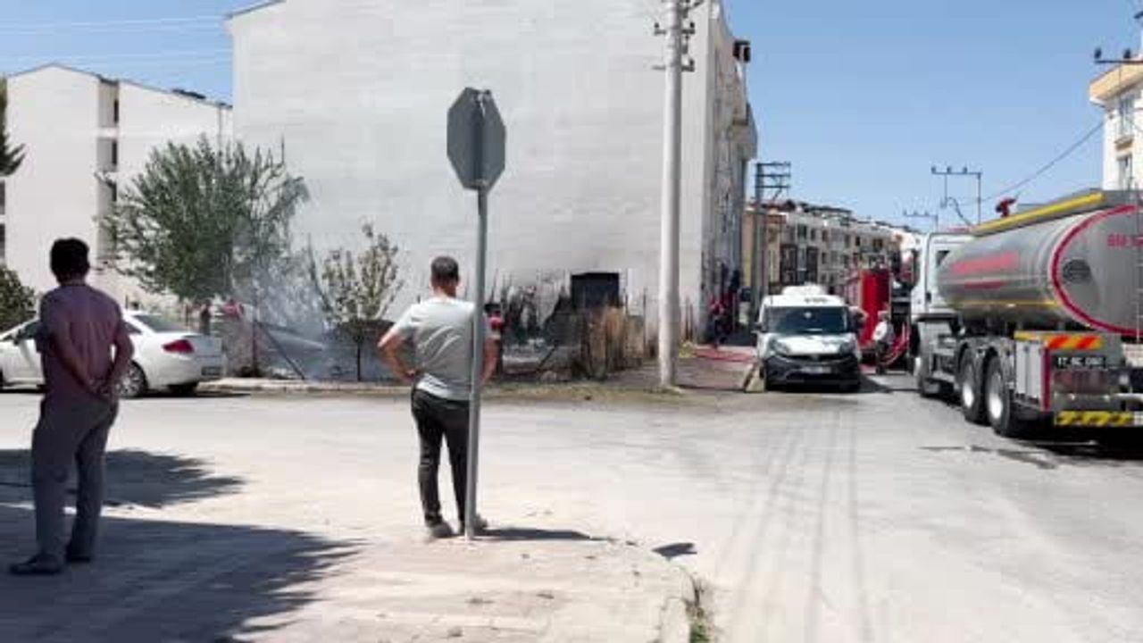 Çanakkale'de otluk yangını kısa sürede kontrol altına alınarak ev ve araçların zarar görmesi önlendi