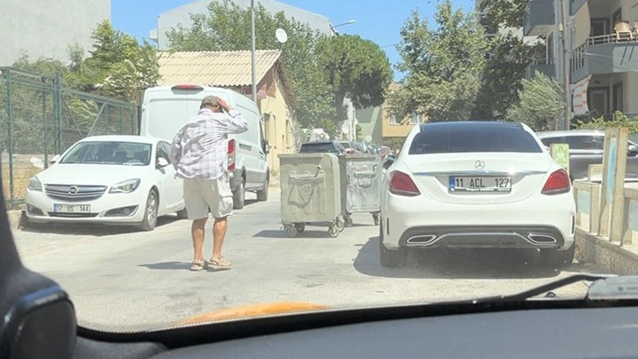 Çanakkale'de rüzgâr konteynerleri yola savurdu, sürücünün paniği kamerada