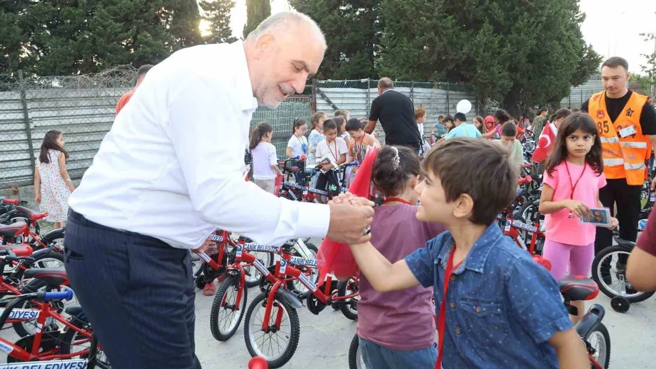 Canik'te çocukların sesiyle şenlenen 'Haydi Güle Oynaya Camiye Gel' hediye törenine davet