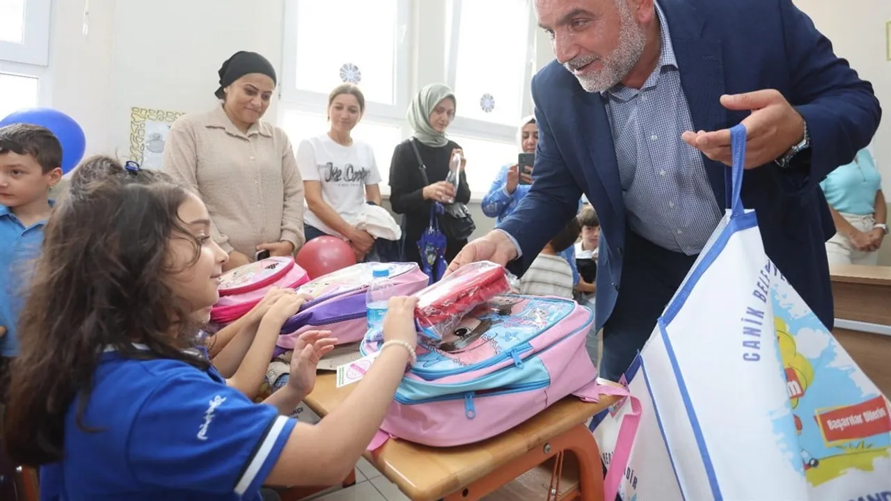 Canik'te ders ziliyle çanta ve kırtasiye sürprizi