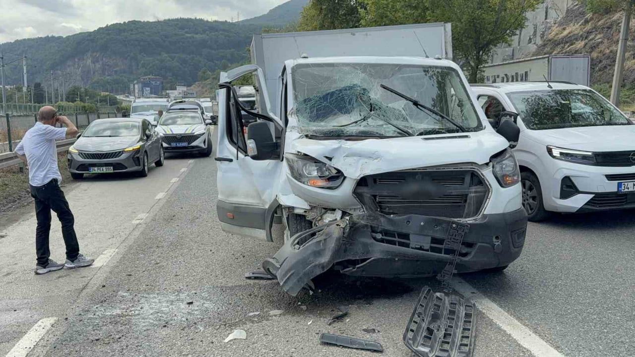 Canik'te kamyonete arkadan çarpma: yolcu yaralandı
