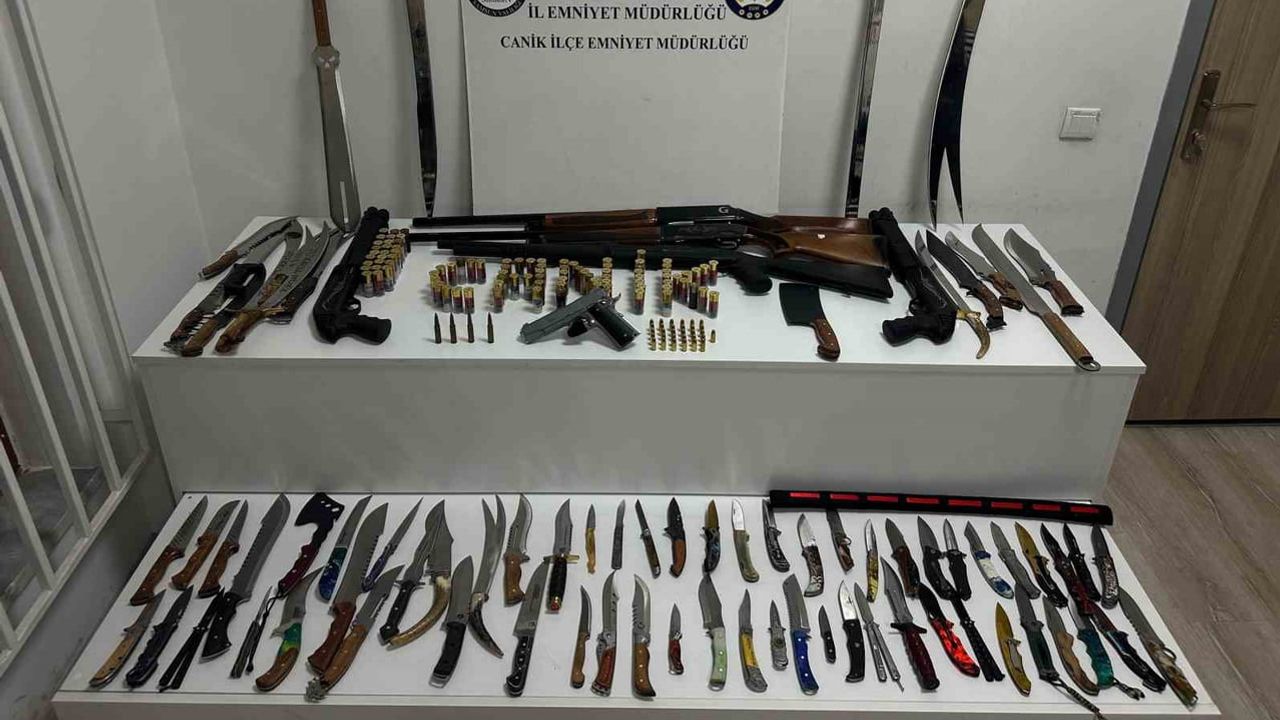 Canik’te operasyonda çok sayıda ruhsatsız silah ve bıçak ele geçirildi