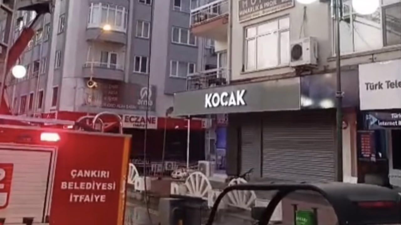 Çankırı'da ikinci kattaki yangın daireyi kullanılamaz bıraktı