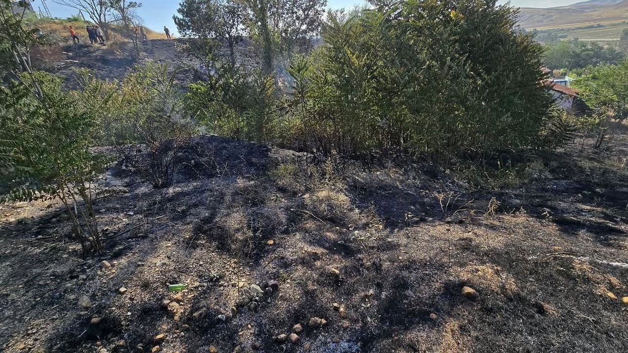 Çankırı Dedeköy'de örtü yangını itfaiyenin hızlı müdahalesiyle söndürüldü