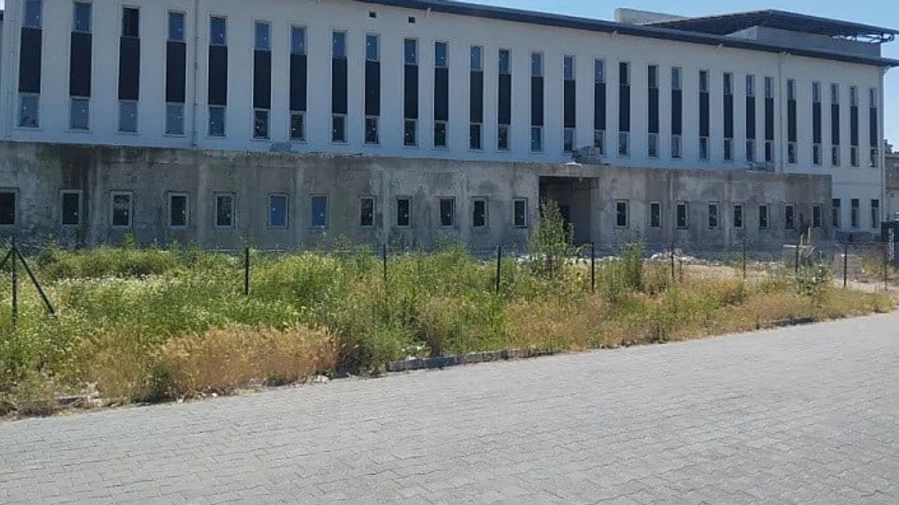 Çarşamba'da yüzde 90'ı tamamlanan sağlık merkezi yeniden ihaleye çıkarılacak