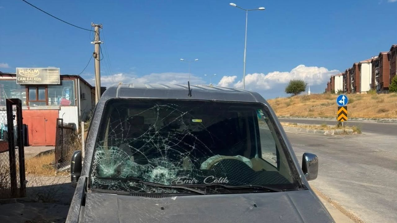 Çatalçeşme'de kontrolü kaybeden araç kaldırıma çıktı: 1 yaralı