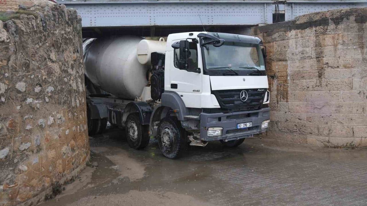 Çatalköprü alt geçidinde yağmur suyu ızgara çalışması nedeniyle trafik kesintisi