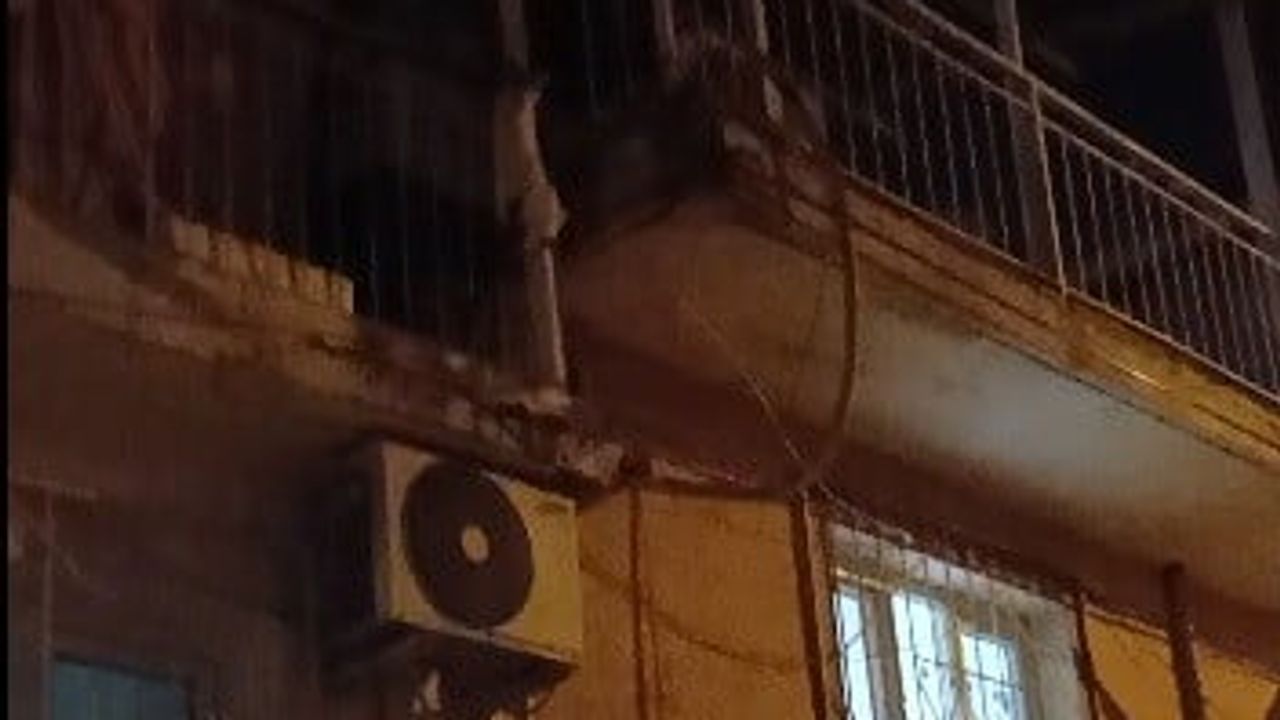 Çatı kavgası sonrası tellere asılan kedi mahalle dayanışmasıyla kurtuldu
