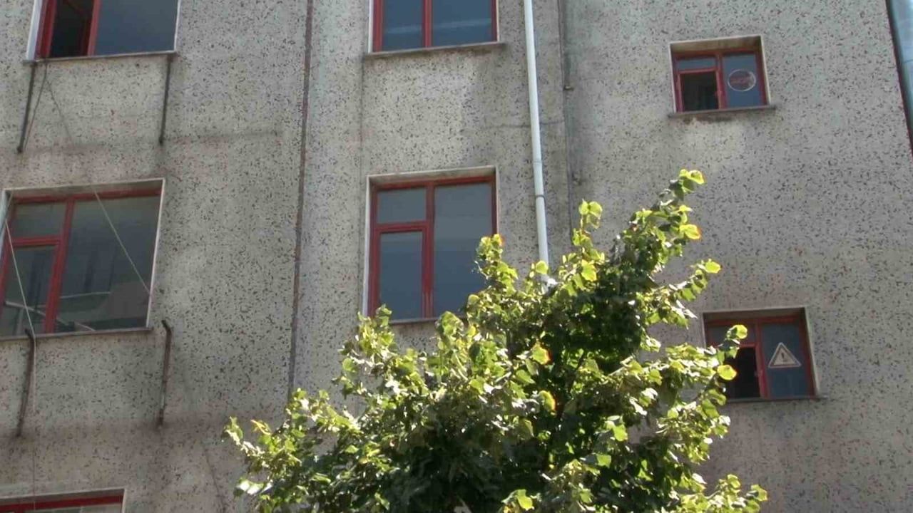 Çatıda bekleyiş: Gaziosmanpaşa'da ayakkabıcıdaki elektrik yangını bina sakinlerini çatıya taşıdı