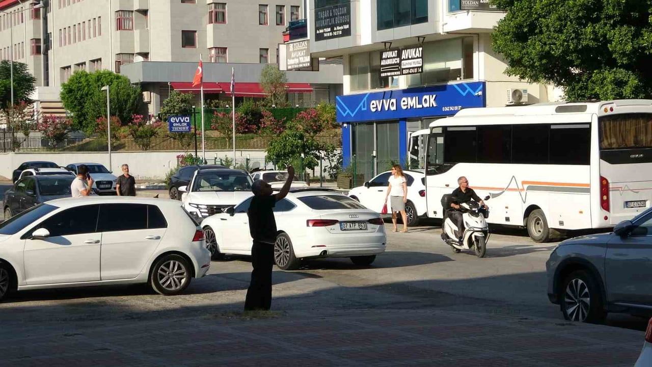 Çatıda eylem yapan işçi dekont gönderilince emniyet eşliğinde indi