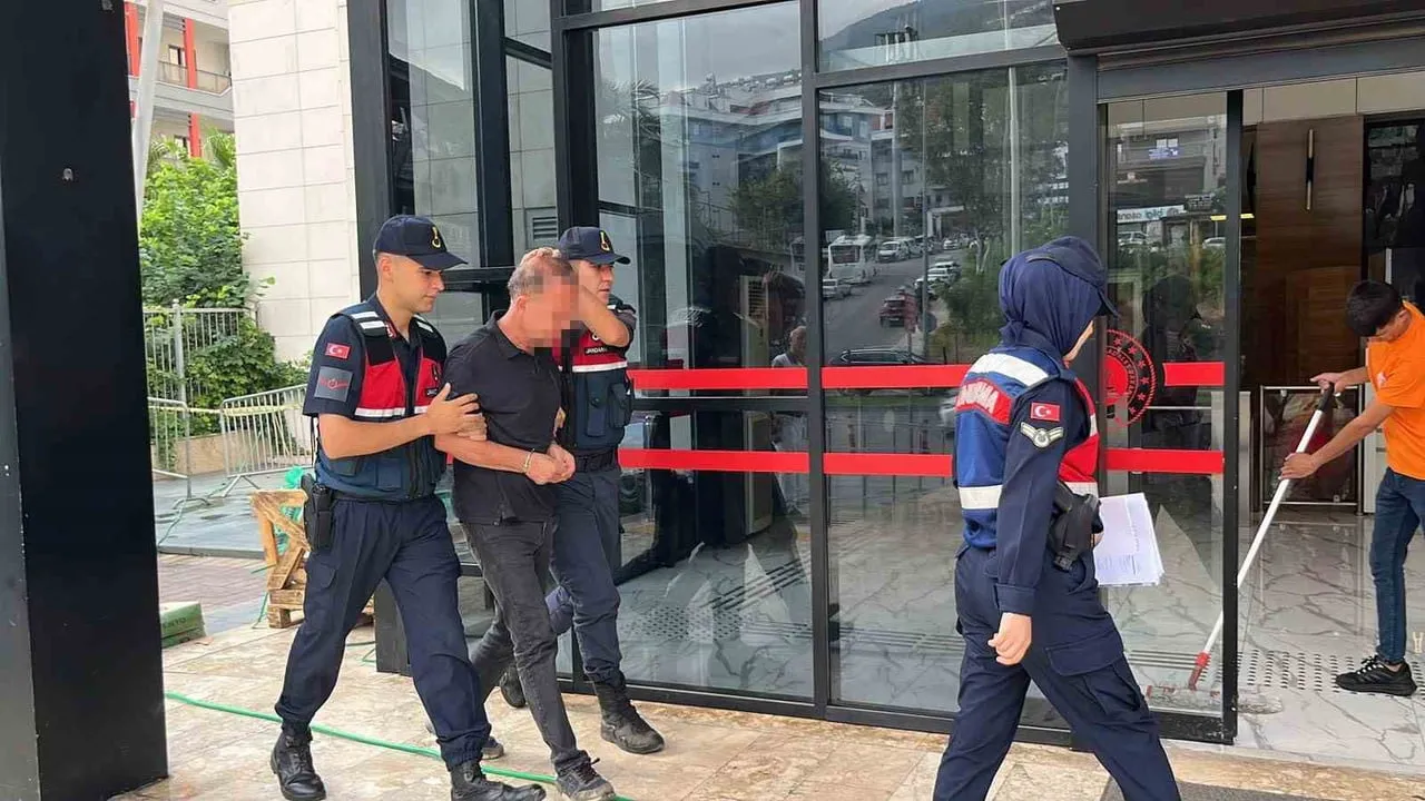 Çatıda ikna edilen şüpheli: Alanya'da eşi ve kayınvalidesini bıçakladı