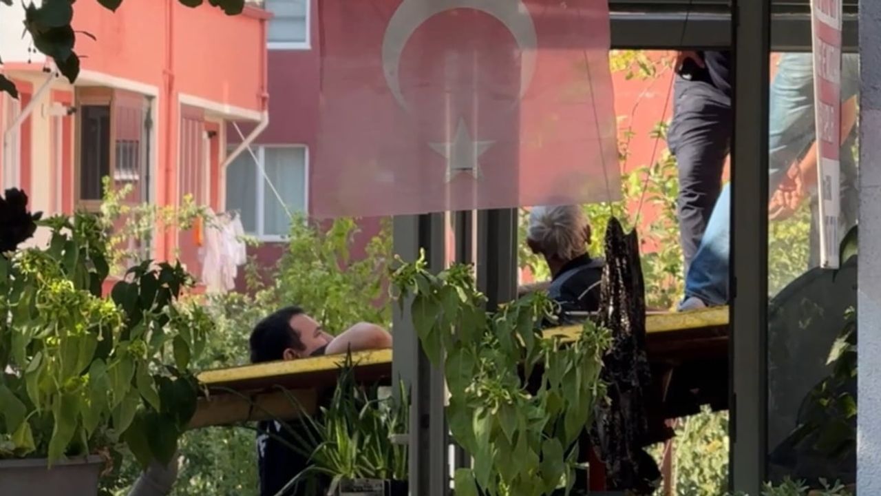 Çatıda mahsur kalan kişi polis ve itfaiye ekiplerince kurtarıldı