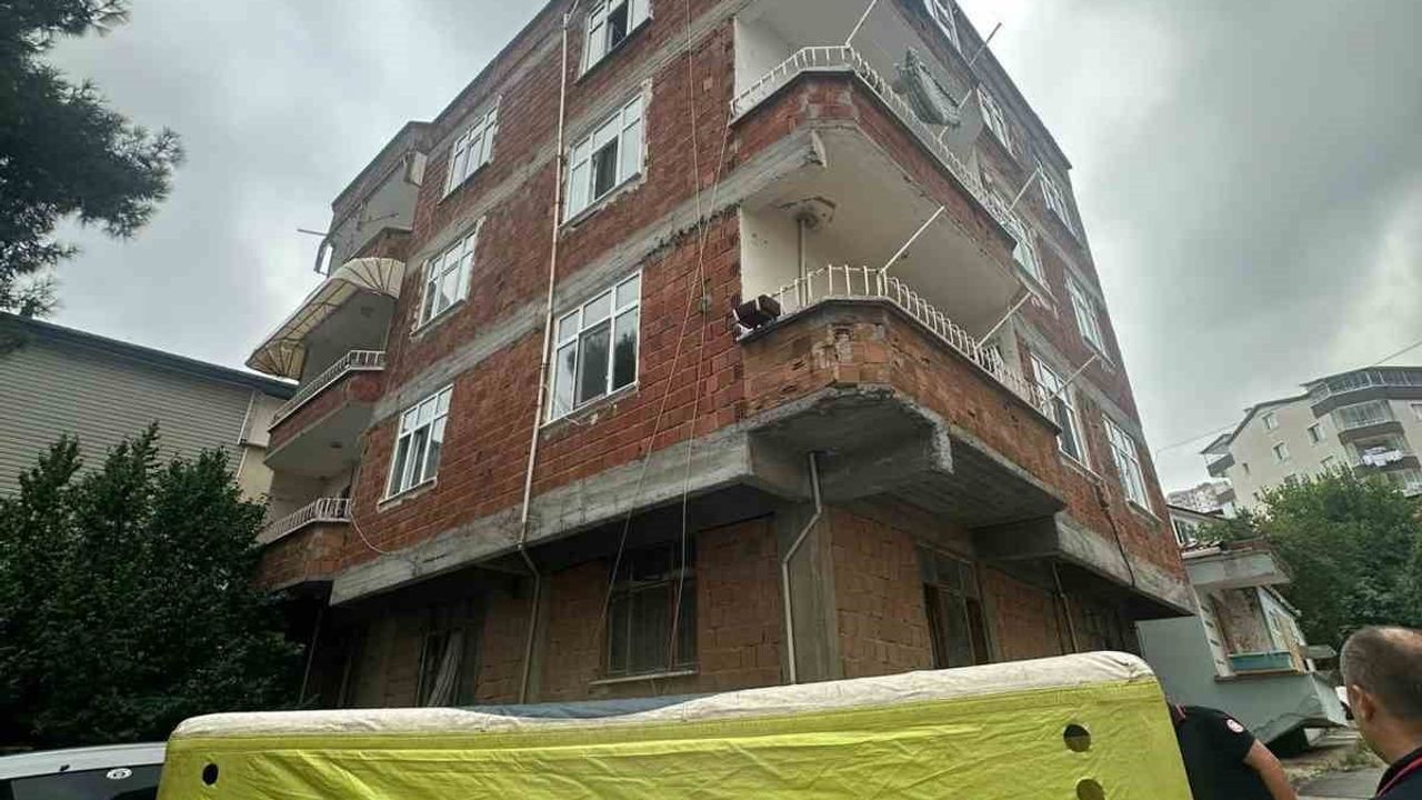 çatıda yaşanan kriz polis ve itfaiyenin müdahalesiyle sonlandırıldı