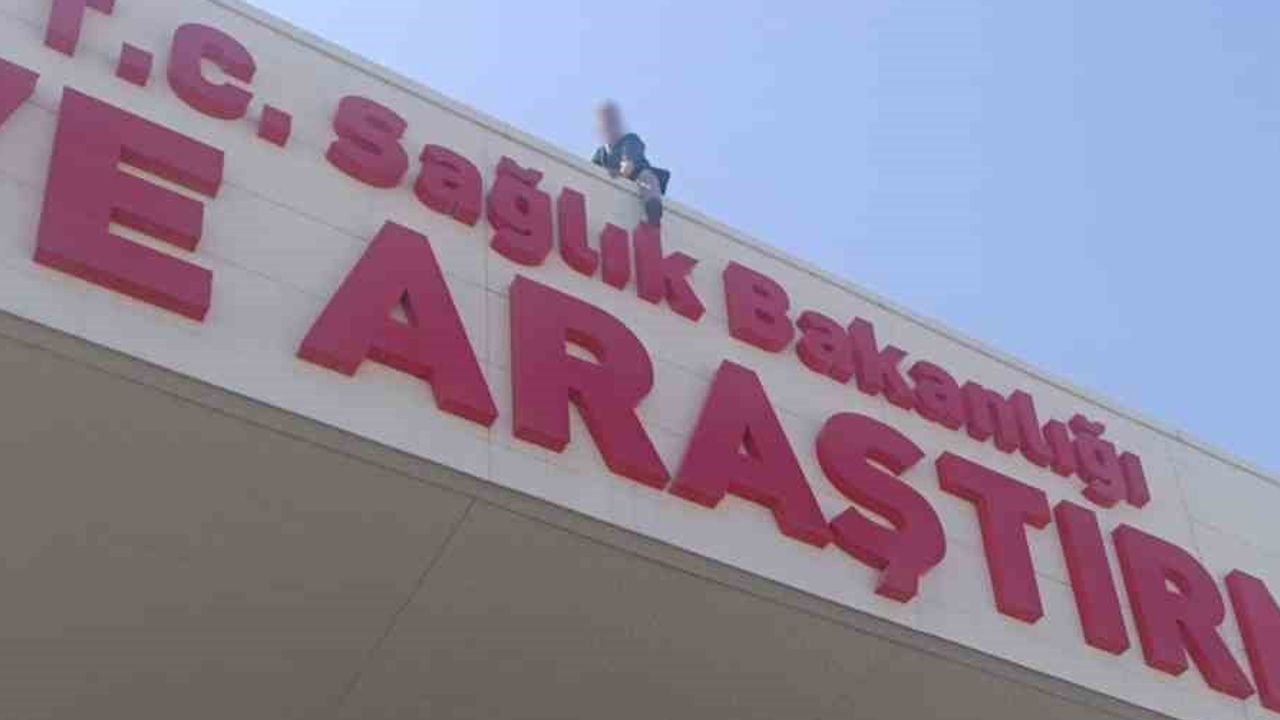 Çatıdaki çağrıya karpuzlu çözüm: hastane çatısından güvenle indirildi