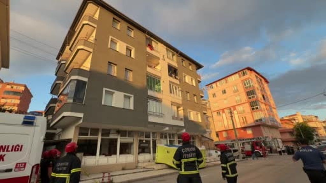 çatıdaki intihar girişimi polis müdahalesiyle sonlandıruldu