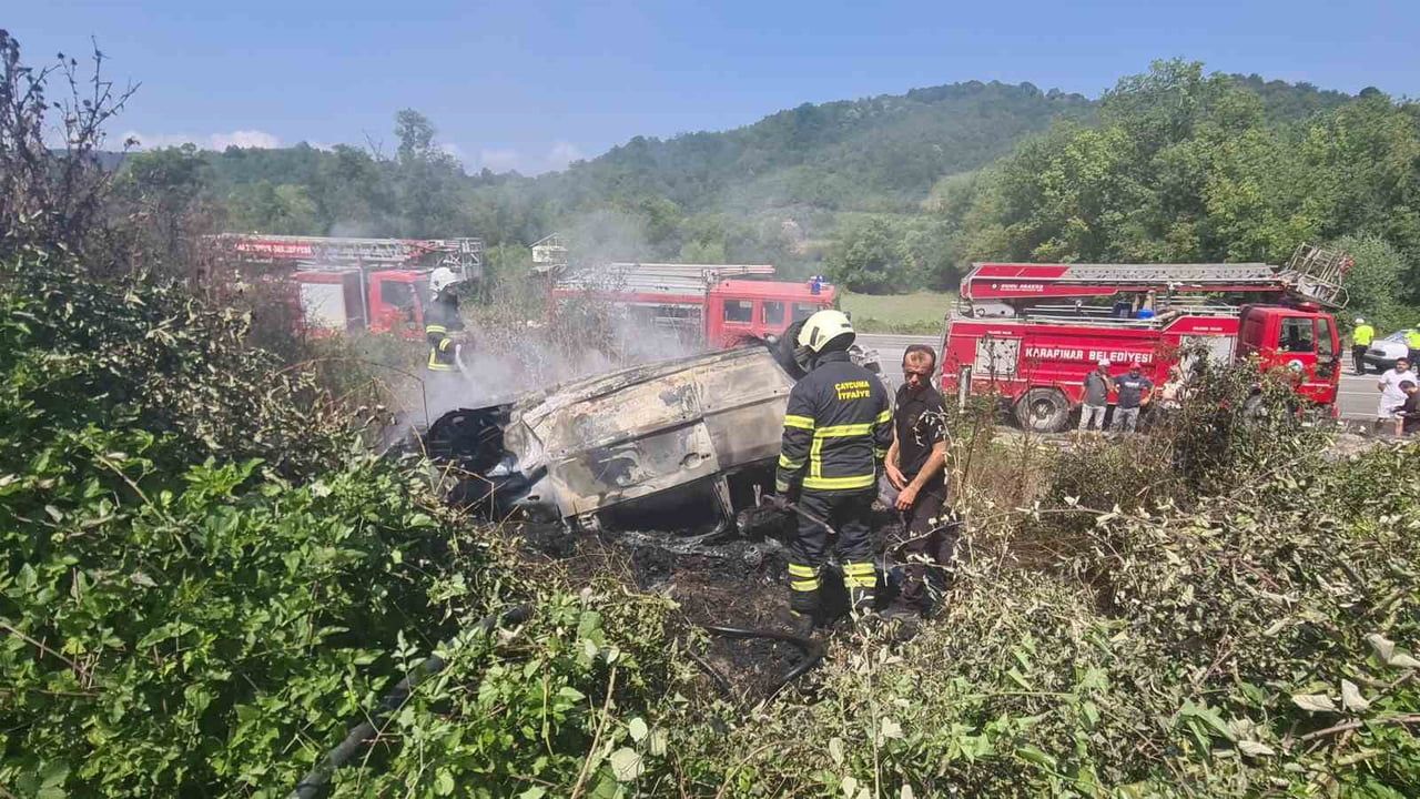 Çaycuma'da durağa çarpan otomobil takla atıp yandı, jandarma sürücüyü kurtardı