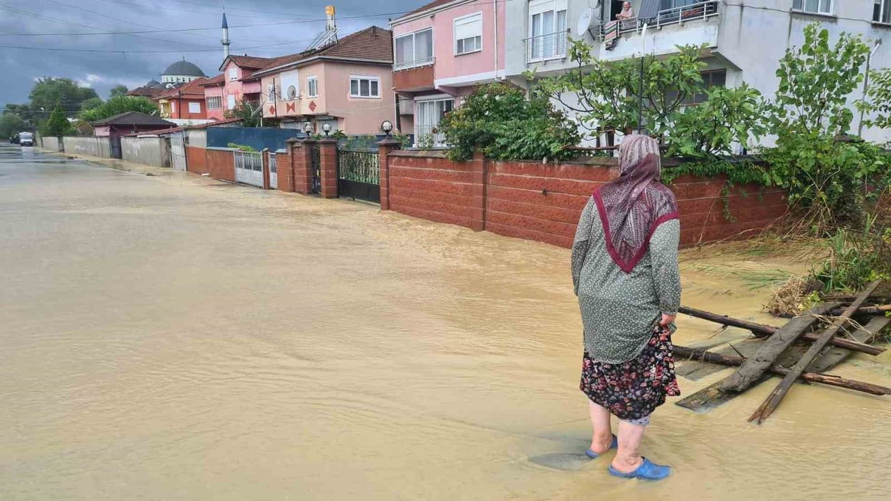 Çaycuma'da mahalleyi vuran taşkınlar: sakinler dere istiyor