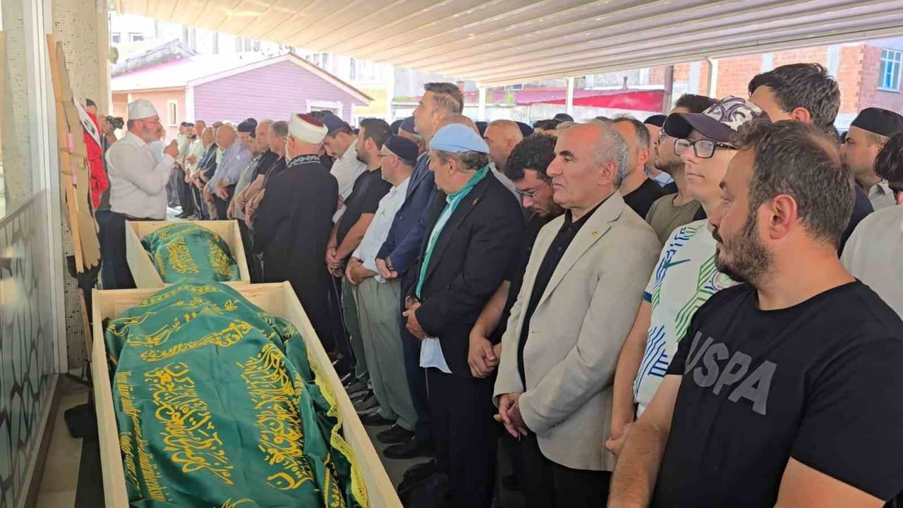 Çayeli'nde denizde boğulan iki kardeş dualarla toprağa verildi