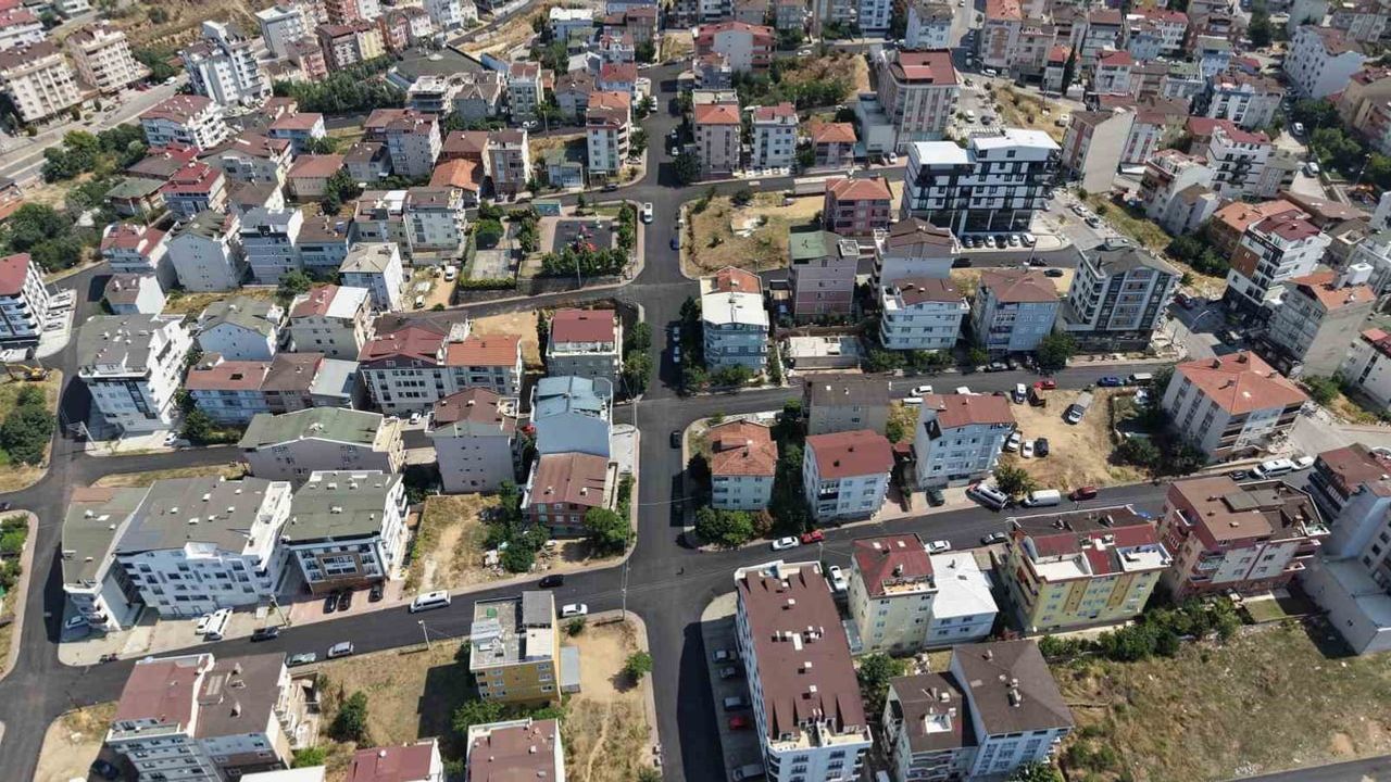 Çayırova'da yollar yenileniyor: Özgürlük Mahallesi'ne 4 bin ton asfalt