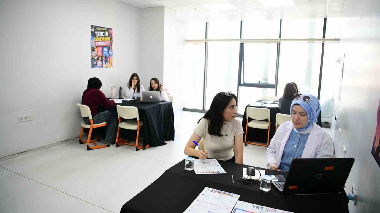 Çayırova gençlik merkezinden farklı bölümlere 62 yeni üniversite öğrencisi