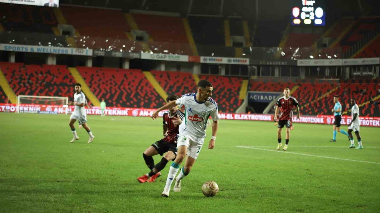 Çaykur Rizespor deplasmanda 2-1 kazandı; Gaziantep'in tek golü k.k. ile geldi