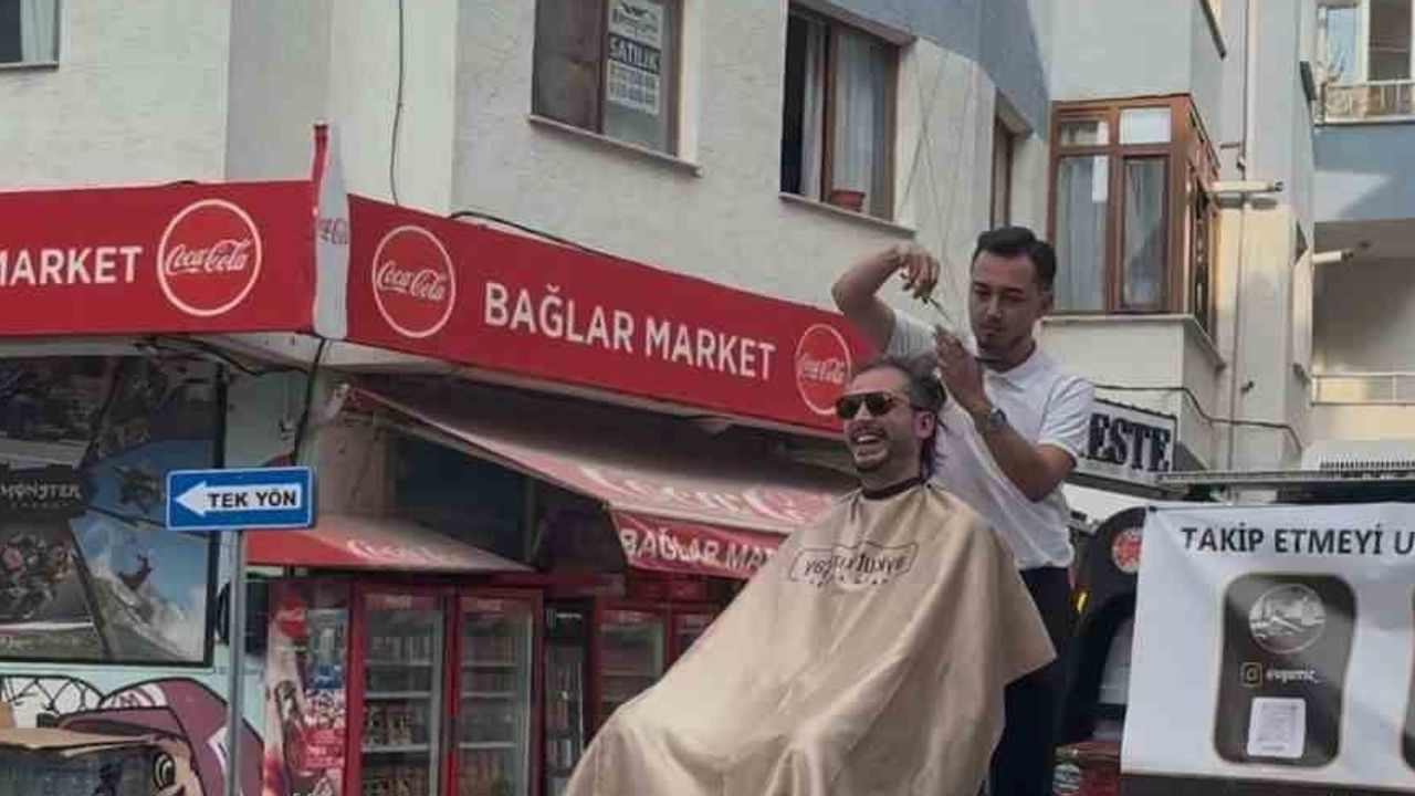 Çekici kasasında tıraş eden kuaför Eskişehir sokaklarında içerik üretti
