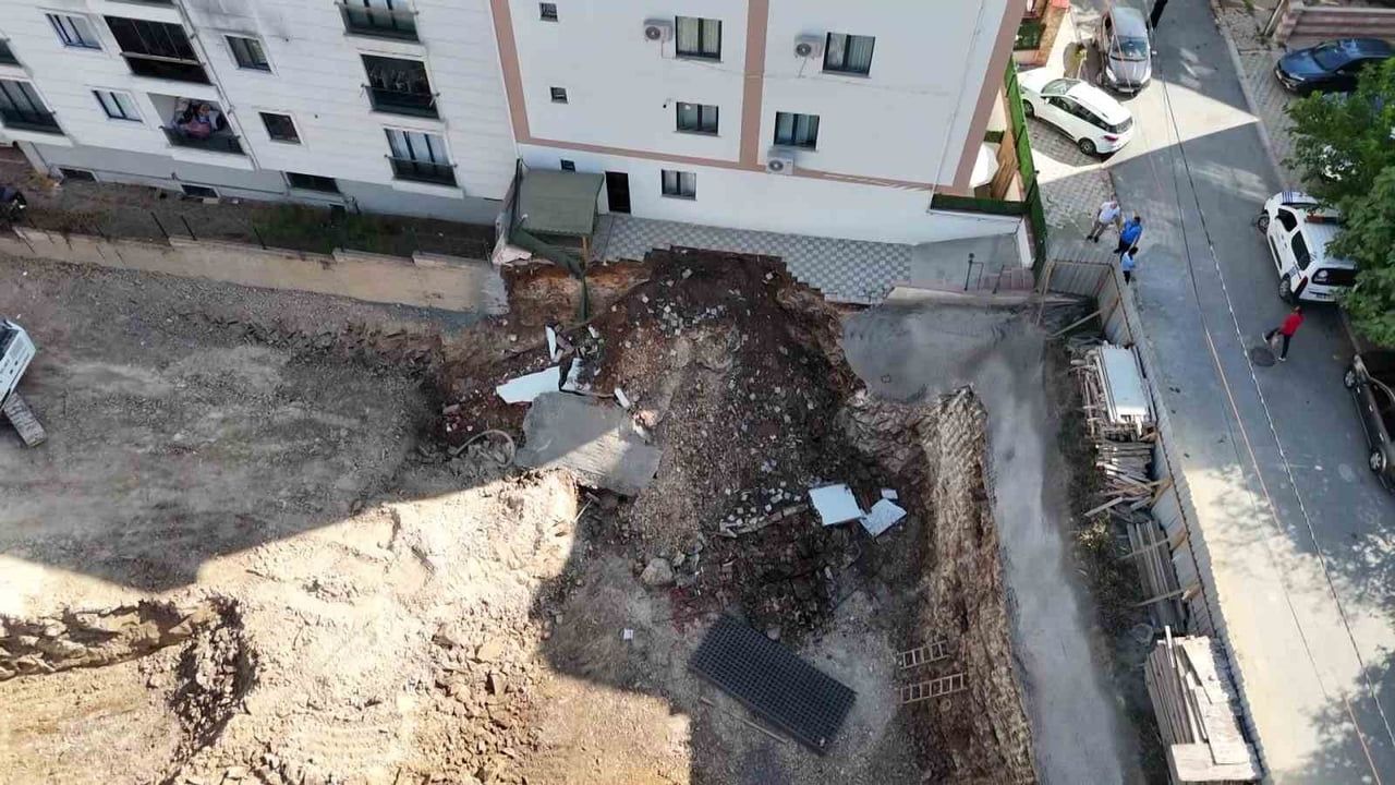 Çekmeköy’de inşaat istinat duvarı çöktü, 32 kişi tahliye edildi