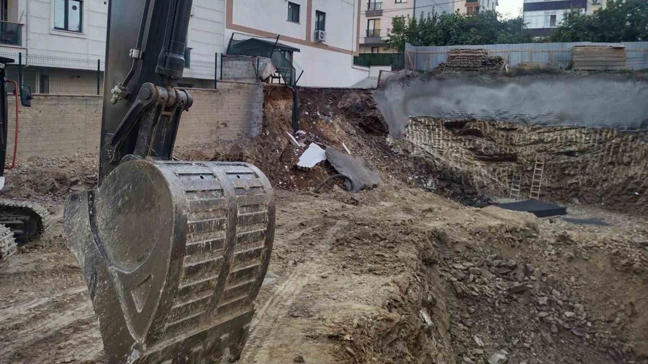 Çekmeköy'de istinat duvarı çöktü: 5 katlı bina tahliye edildi