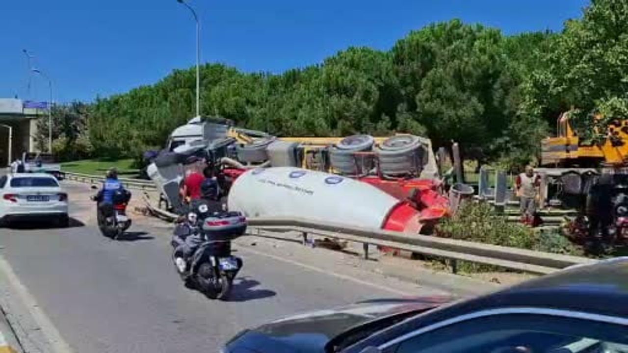 Çekmeköy kirazdere'de kontrolünü kaybeden beton mikseri otluk alana devrildi