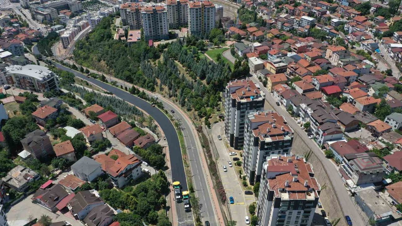 Çelikhane cürufuyla güçlenen asfalt Gazanfer Bilge Bulvarı'nda