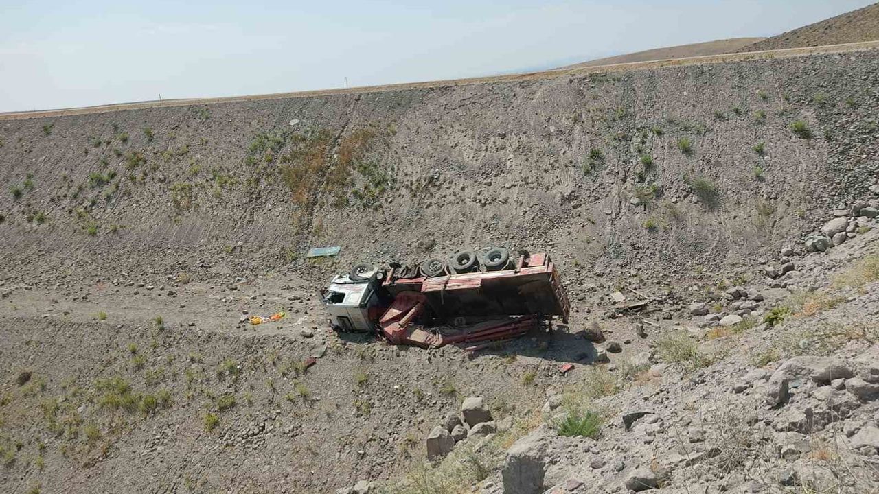 Çemişgezek yakınlarında vinç uçuruma yuvarlandı, sürücü yaralandı