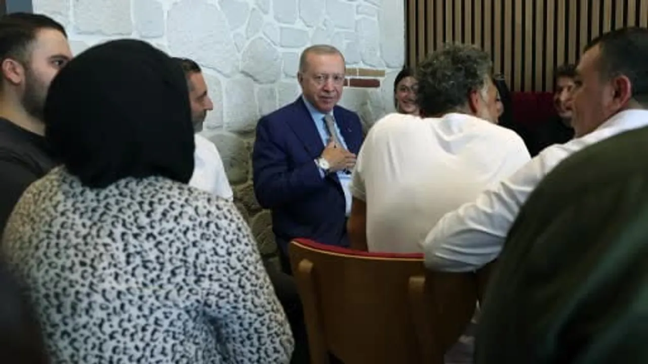 Çengelköy'de esnafla sohbet eden cumhurbaşkanı Erdoğan