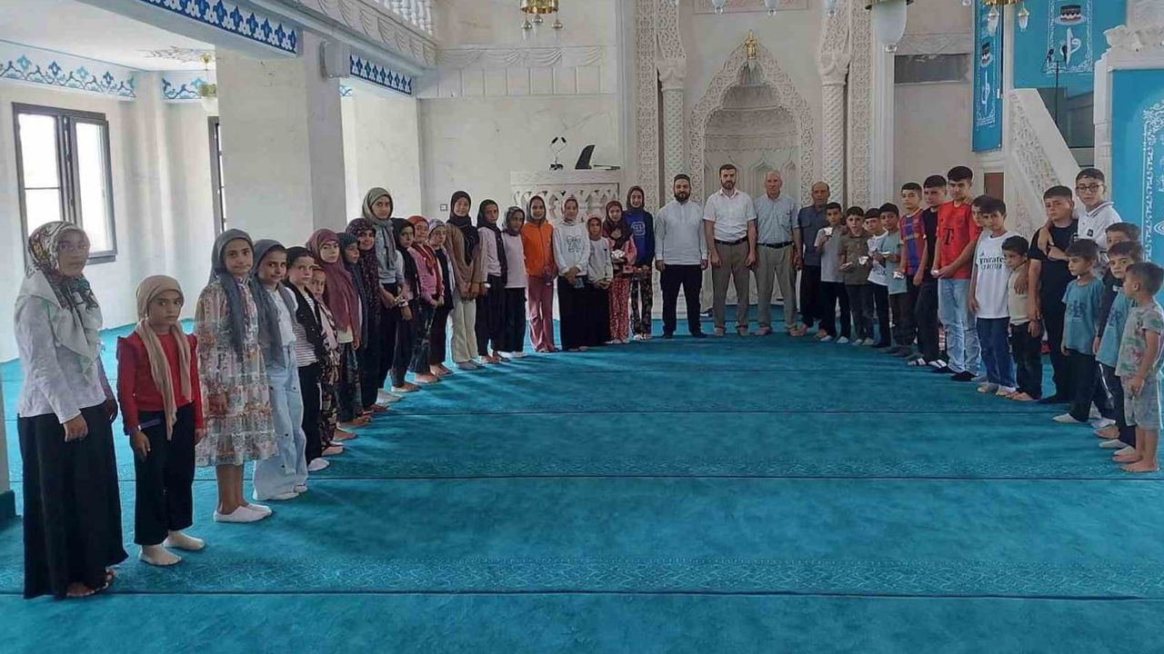Çermik'te camide yaz Kur'an coşkusu: öğrenciler tilavet ve ilahiyle veda etti