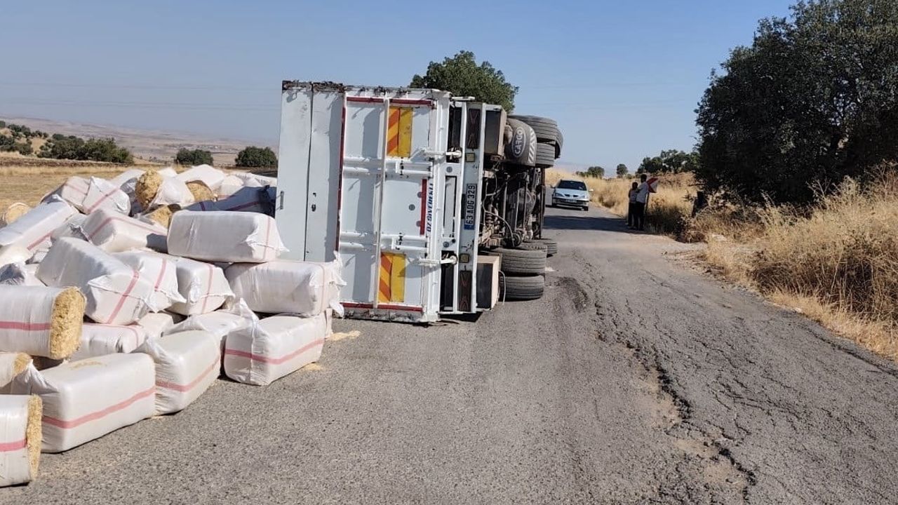 Çermik'te saman yüklü kamyonun devrilmesi mahalle sakinlerini harekete geçirdi