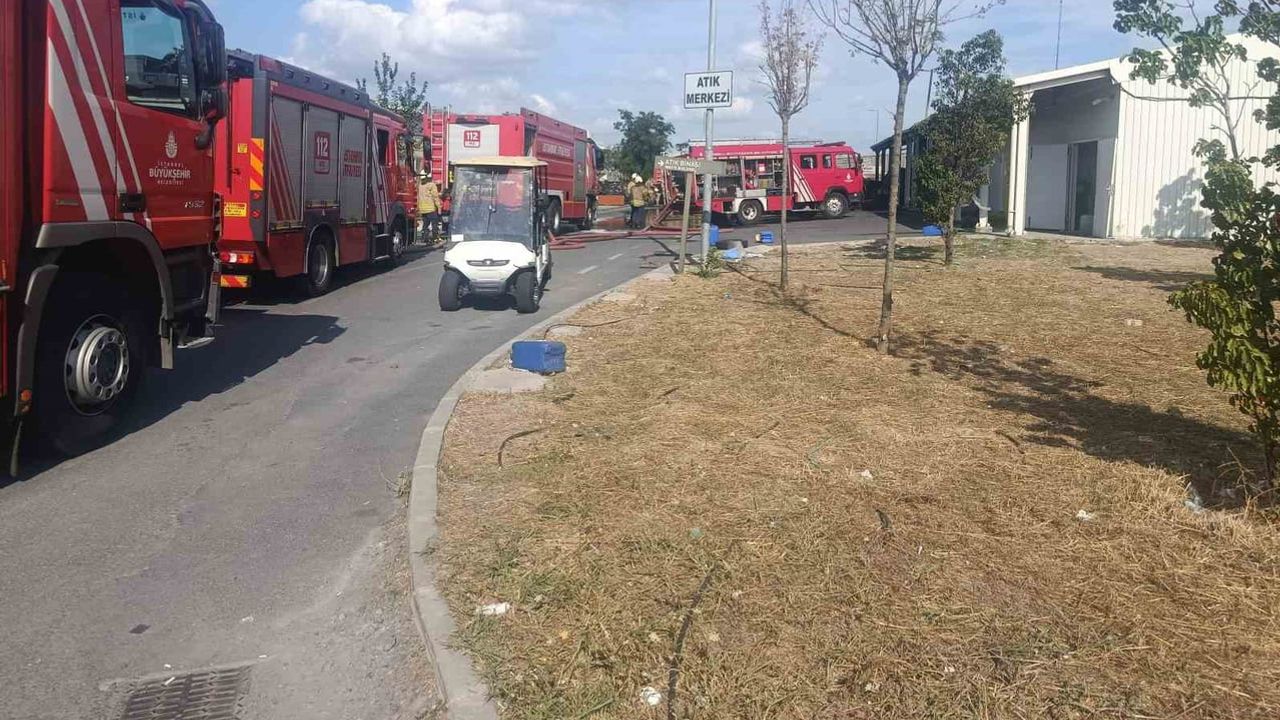 Cerrahpaşa'da hastane bahçesinde yangın, itfaiye müdahalesi sürüyor