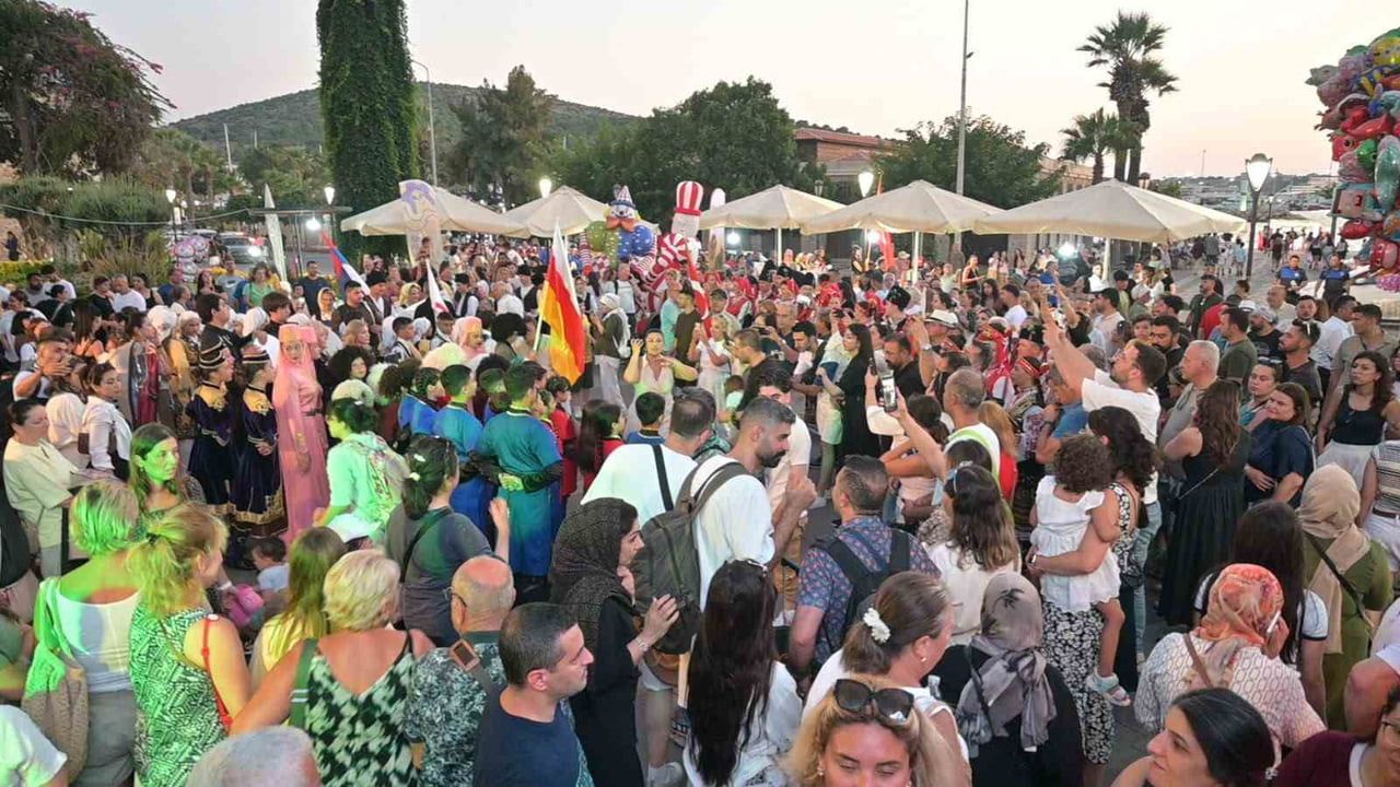Çeşme'de renklerle bezenen uluslararası halk dansları buluşması