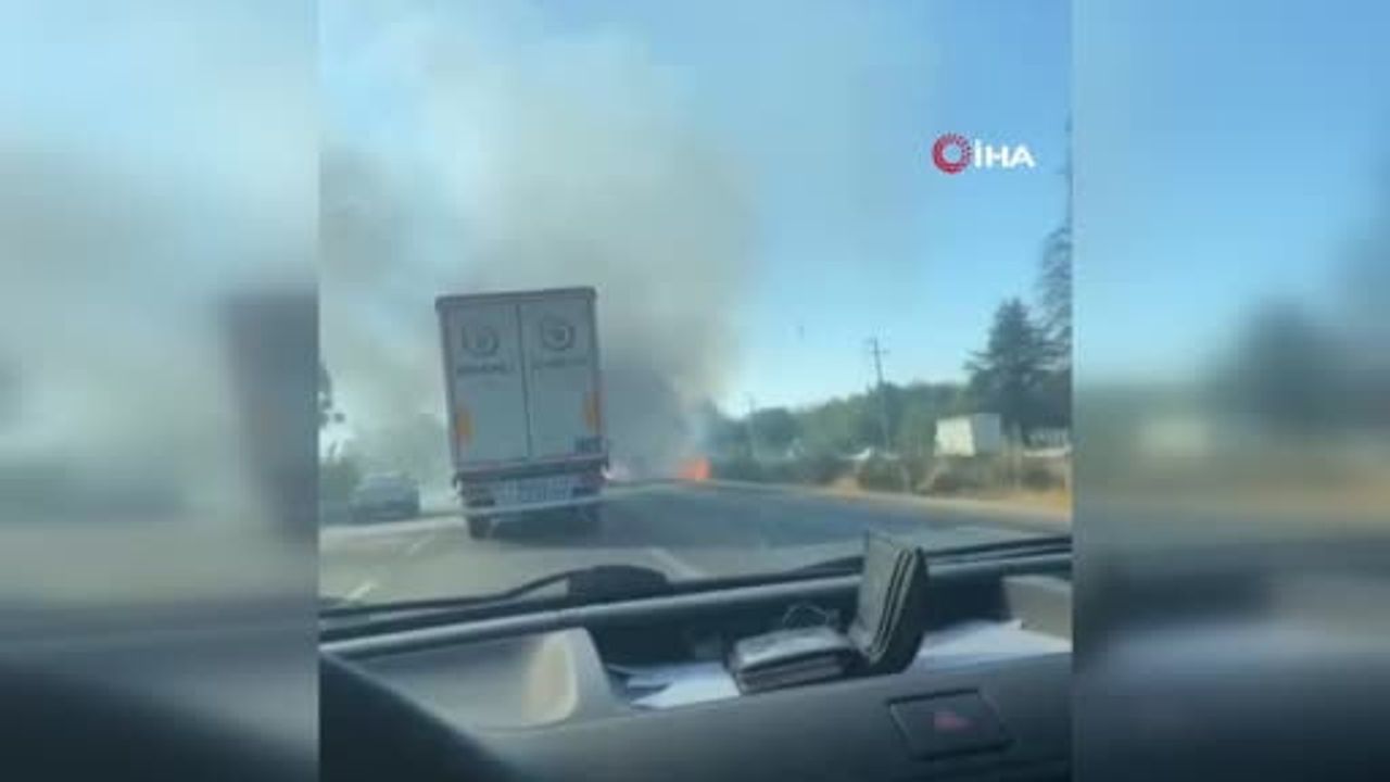 Çevre yolu alevler altında kaldı: araç küle döndü, üç yaralı