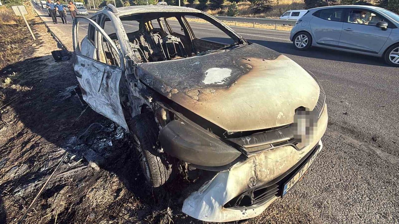 Çevre yolunda alevler: otomobil küle döndü, üç kişi hafif yaralandı
