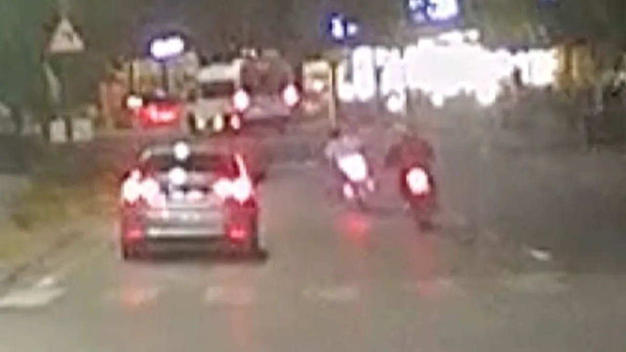 Çevre yolunda otomobil ve iki motosikletin tehlikeli yarışı kameralara yansıdı