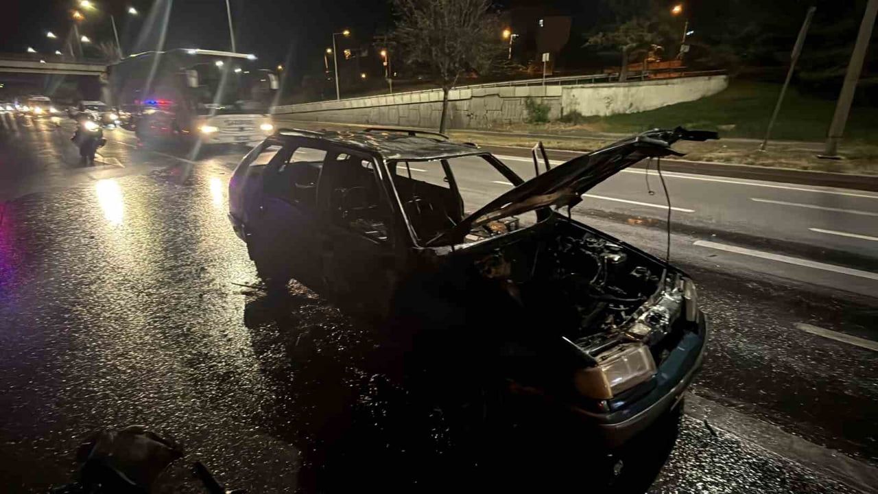 Çevreyolda alev alan otomobil küle döndü, sürücü yaralandı