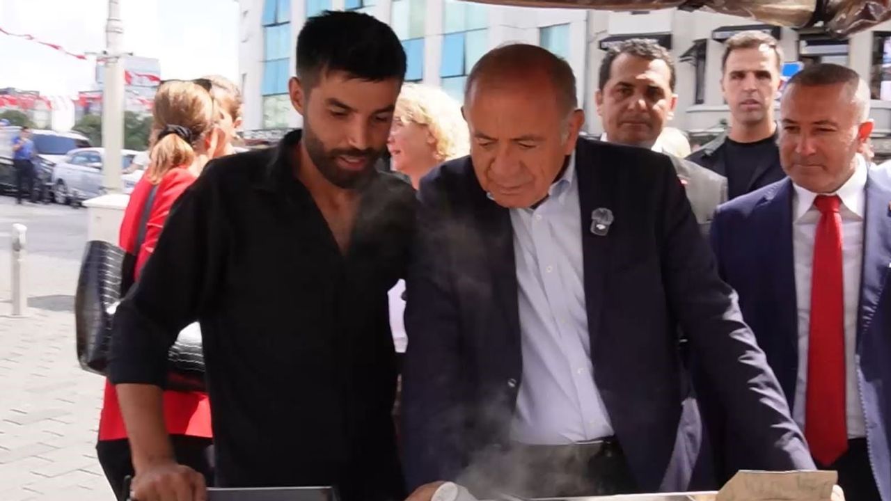 CHP İstanbul il başkanı Gürsel Tekin Taksim'de esnafla buluştu