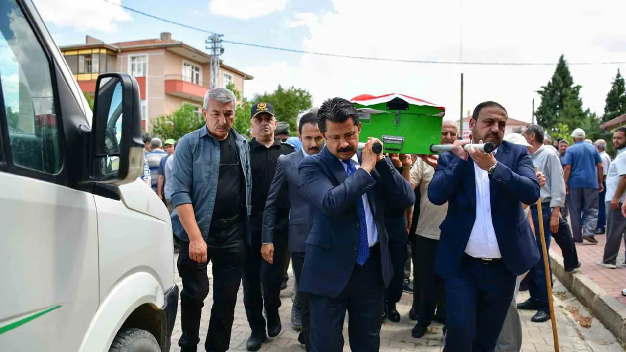 Çiçekdağı'nda son görev: Kıbrıs gazisi Hidayet Düzen gözyaşlarıyla uğurlandı