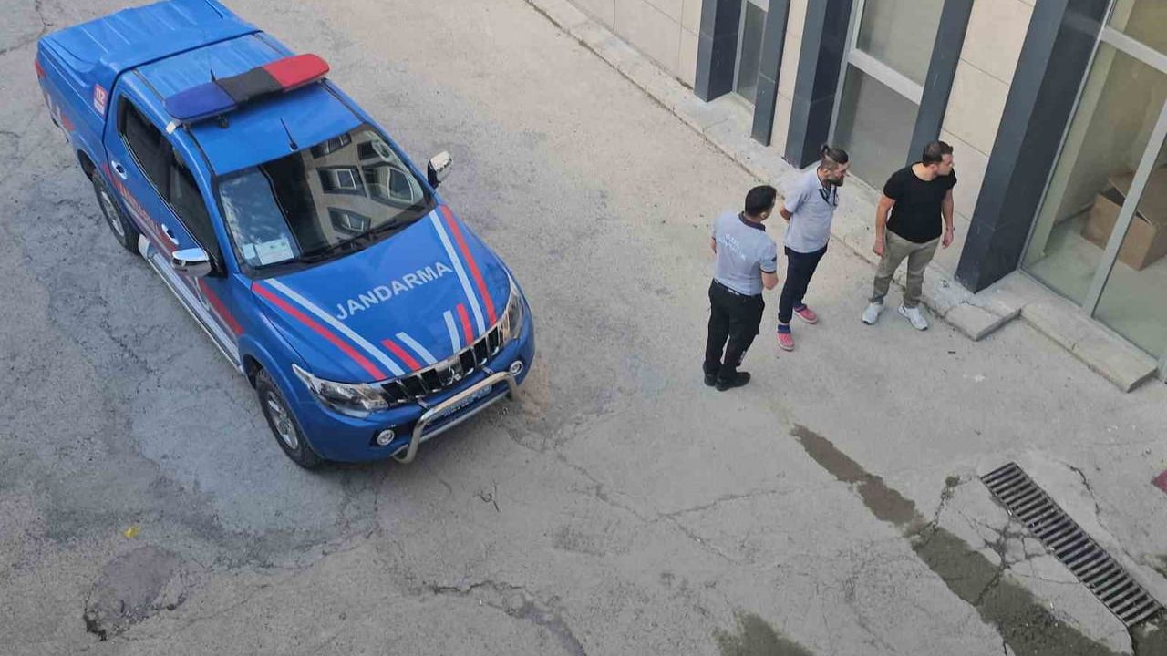Cide'de elektrik çarpması sonrası balkondan düşen kişi yaşamını yitirdi