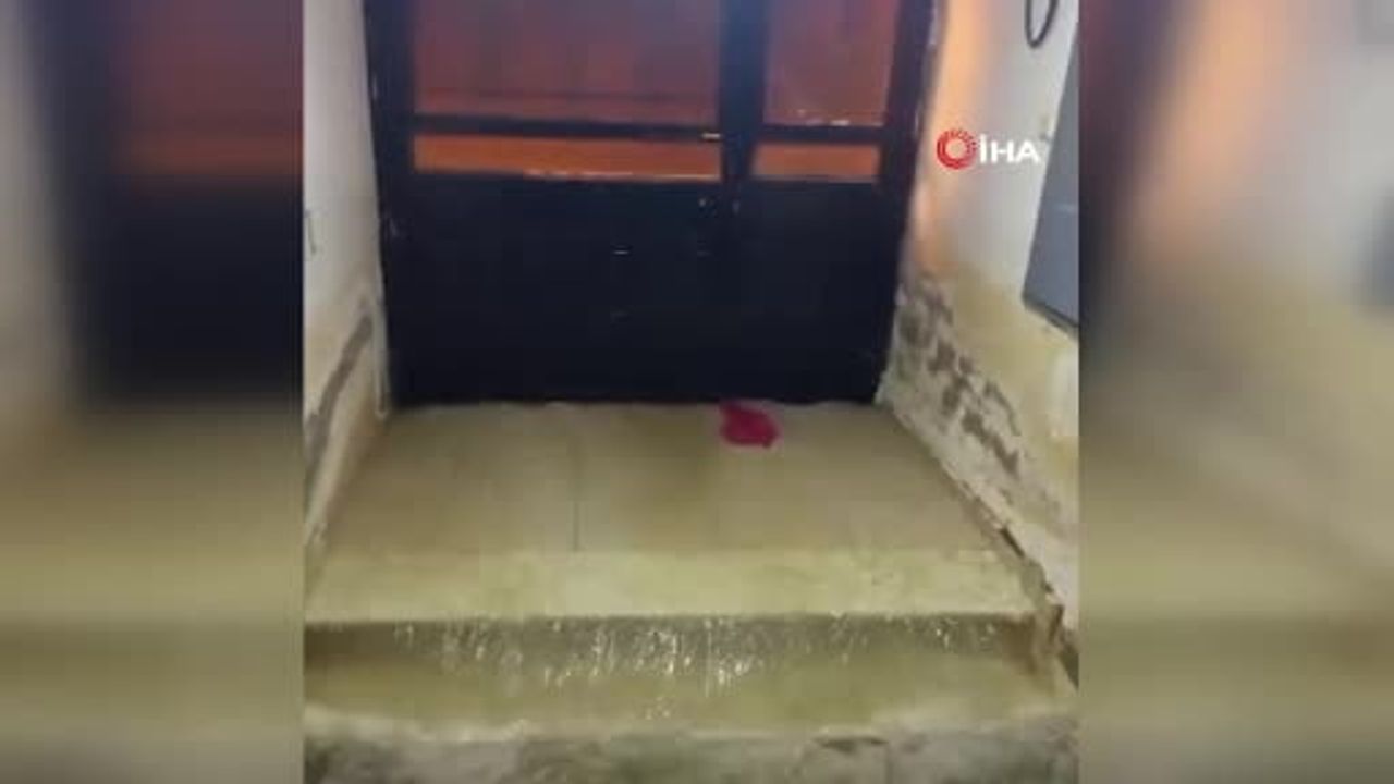Cide'de sağanak yaşamı etkiledi; binaların giriş katları suyla doldu