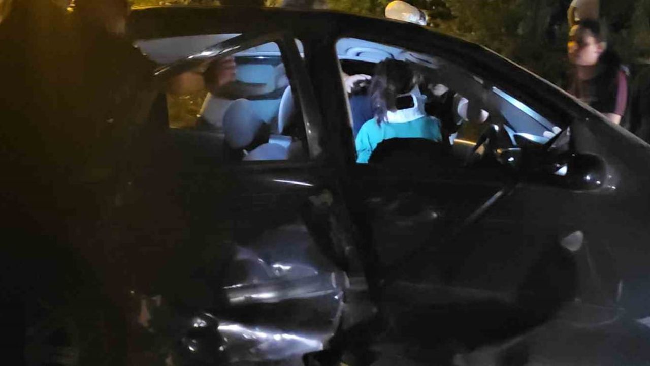 Cide'de tali yol kavşağında çarpışma: dört kişi yaralandı