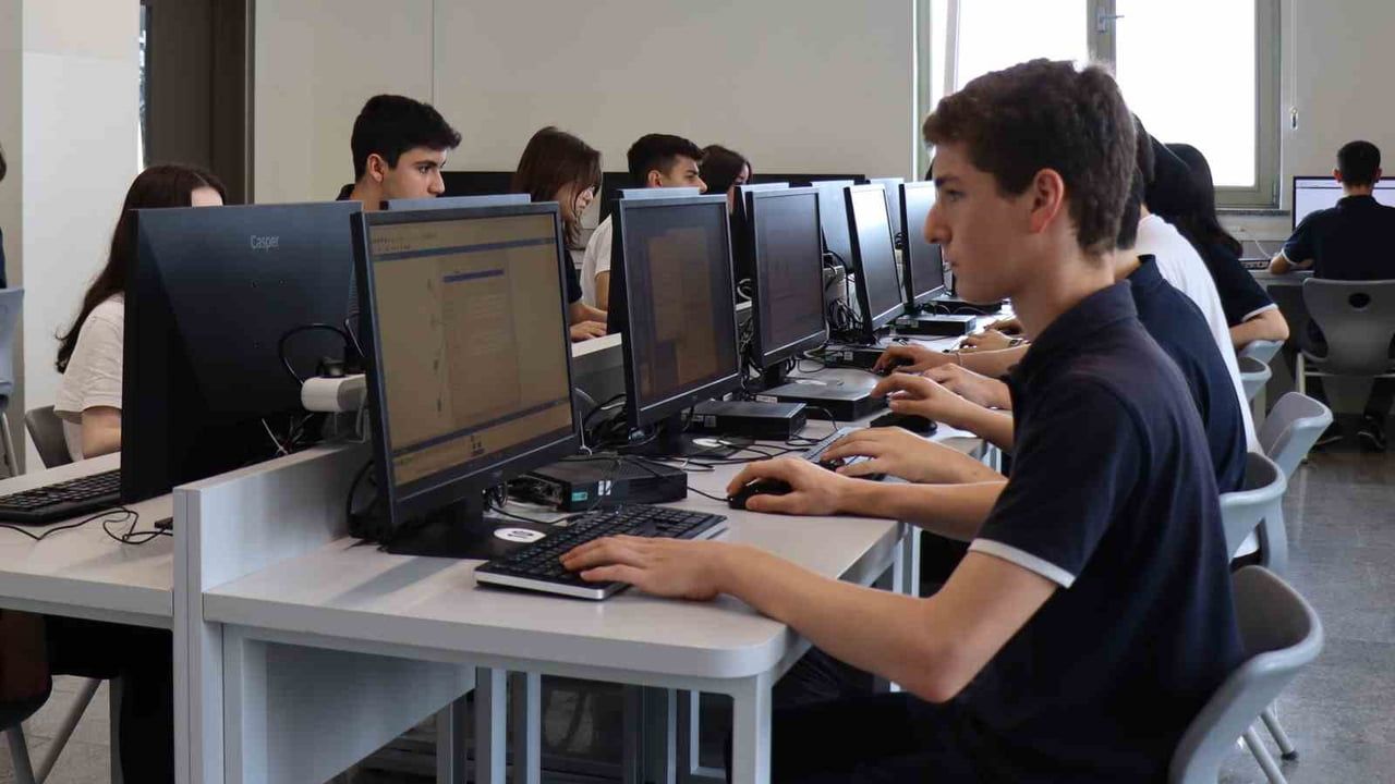Çifte hedef: Gebze'de üniversite ve mesleğe hazırlayan bilişim proje sınıfı